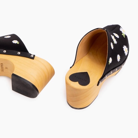 Sleeper Matilda Daisies Embroidered Clogs in Black Size 7 - Picture 3 of 12